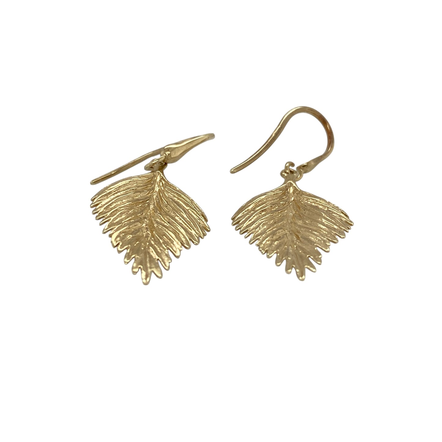 Add nature-inspired elegance to your jewellery collection with these pre-owned 9ct yellow gold leaf drop earrings, featuring a graceful design with timeless botanical appeal.

Design: These elegant drop earrings showcase a decorative leaf motif, creating a stylish and feminine appearance inspired by the beauty of nature. The drop design allows the earrings to move gently when worn, catching the light and adding subtle movement and visual interest.
