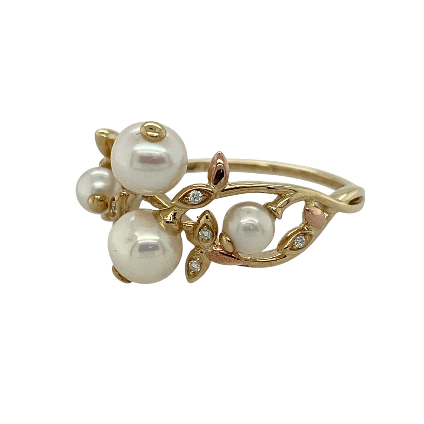 Celebrate nature-inspired elegance and distinctive Welsh design with this pre-owned 9ct yellow and rose gold diamond and pearl Clogau Lily of the Valley ring, featuring beautiful floral detailing and a striking statement profile.

Design: The ring showcases an elegant Lily of the Valley-inspired design, combining delicate floral forms with contrasting yellow and rose gold tones.