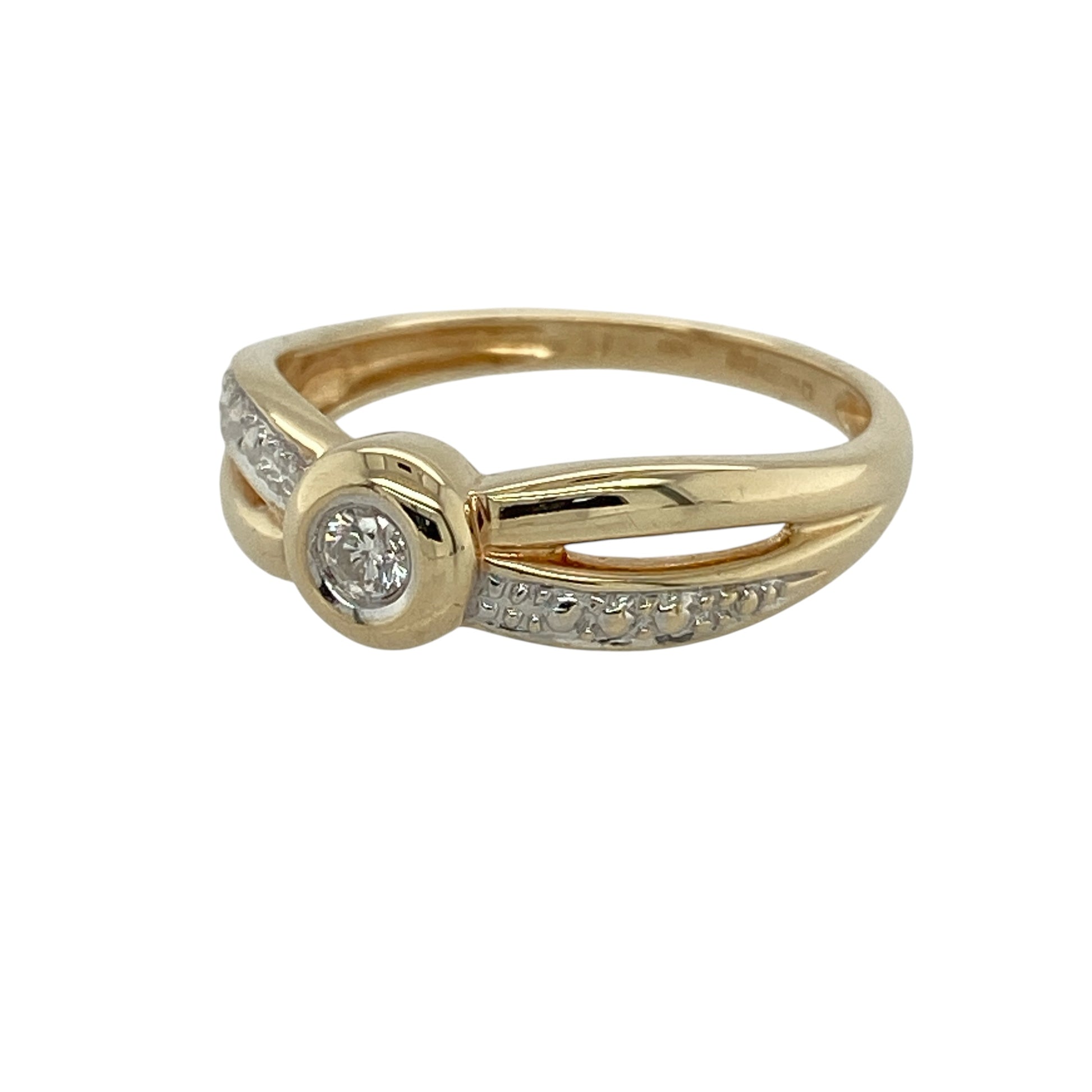 Add classic elegance and contemporary two-tone styling to your jewellery collection with this pre-owned 9ct yellow gold diamond rubover-set solitaire ring, featuring distinctive white gold crossover shoulder detailing.

Design: The ring showcases an elegant solitaire design centred around a sparkling diamond secured within a smooth rubover setting.