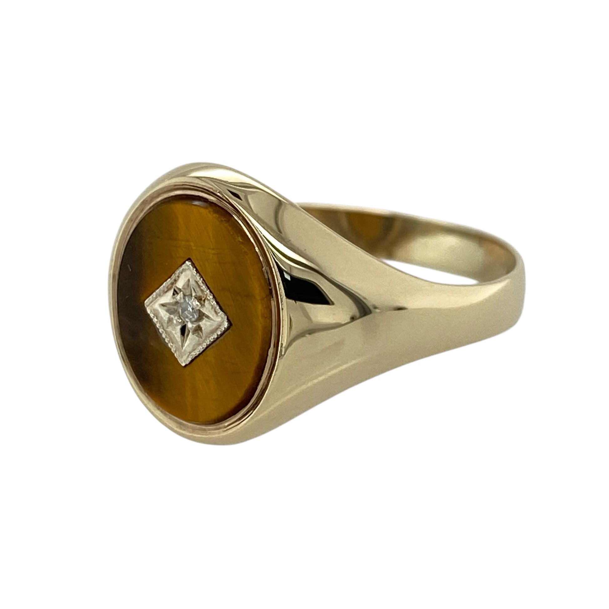 Add distinctive gemstone character and subtle sparkle to your jewellery collection with this pre-owned 9ct yellow gold diamond and tiger's eye oval signet ring, featuring a striking natural stone design enhanced with a central diamond accent.

Design: The ring showcases a classic signet-style profile centred around an oval tiger's eye stone, enhanced with a diamond set in the centre to create an eye-catching combination of rich natural colour and subtle sparkle.