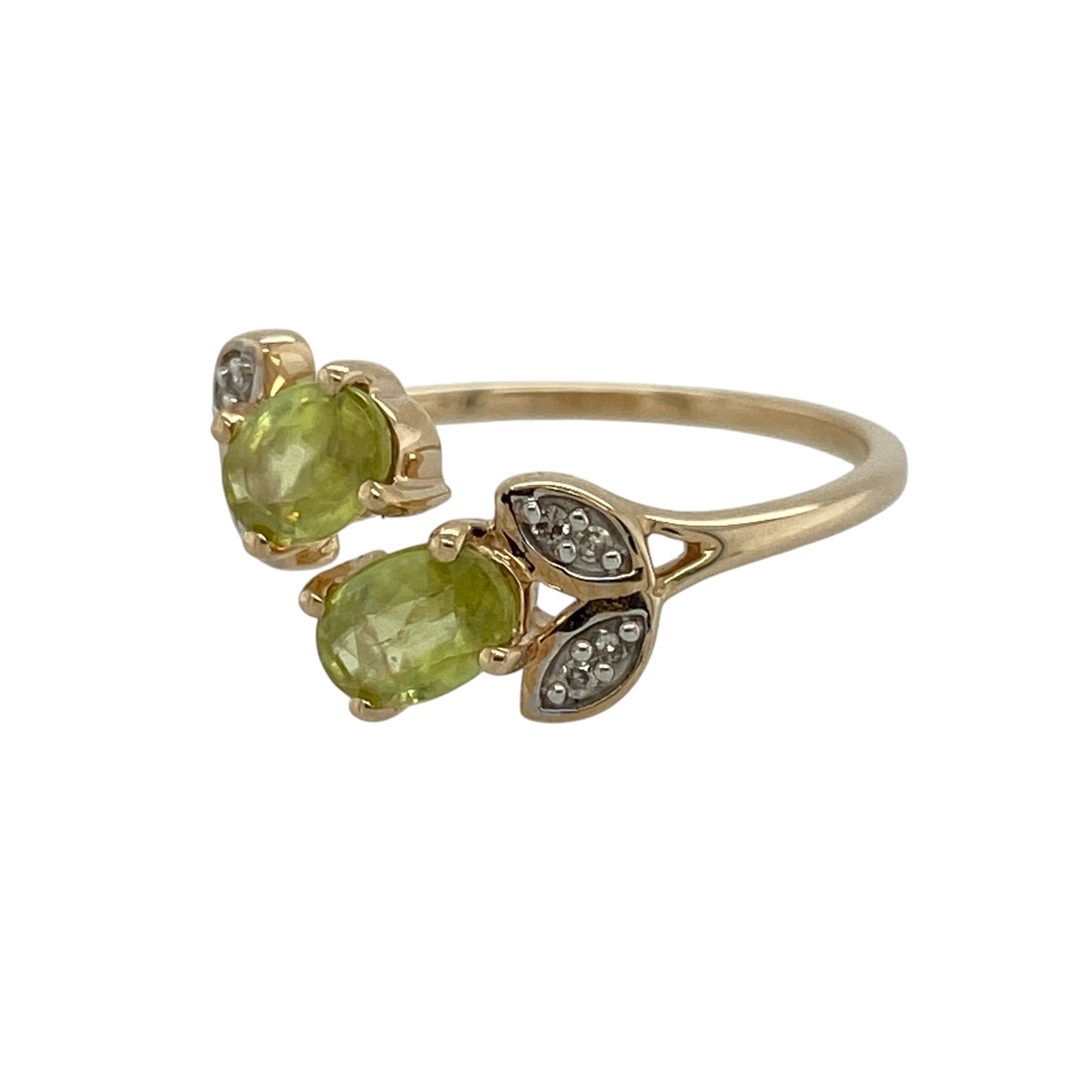 Add fresh gemstone colour and nature-inspired sparkle to your jewellery collection with this pre-owned 9ct yellow gold diamond and peridot flower wrap around ring, featuring a graceful floral design with diamond-set leaf detailing.

Design: The ring showcases an elegant wrap around design with oval peridot stones forming colourful flower-inspired focal points and diamonds arranged around them to create delicate leaf-style detailing.