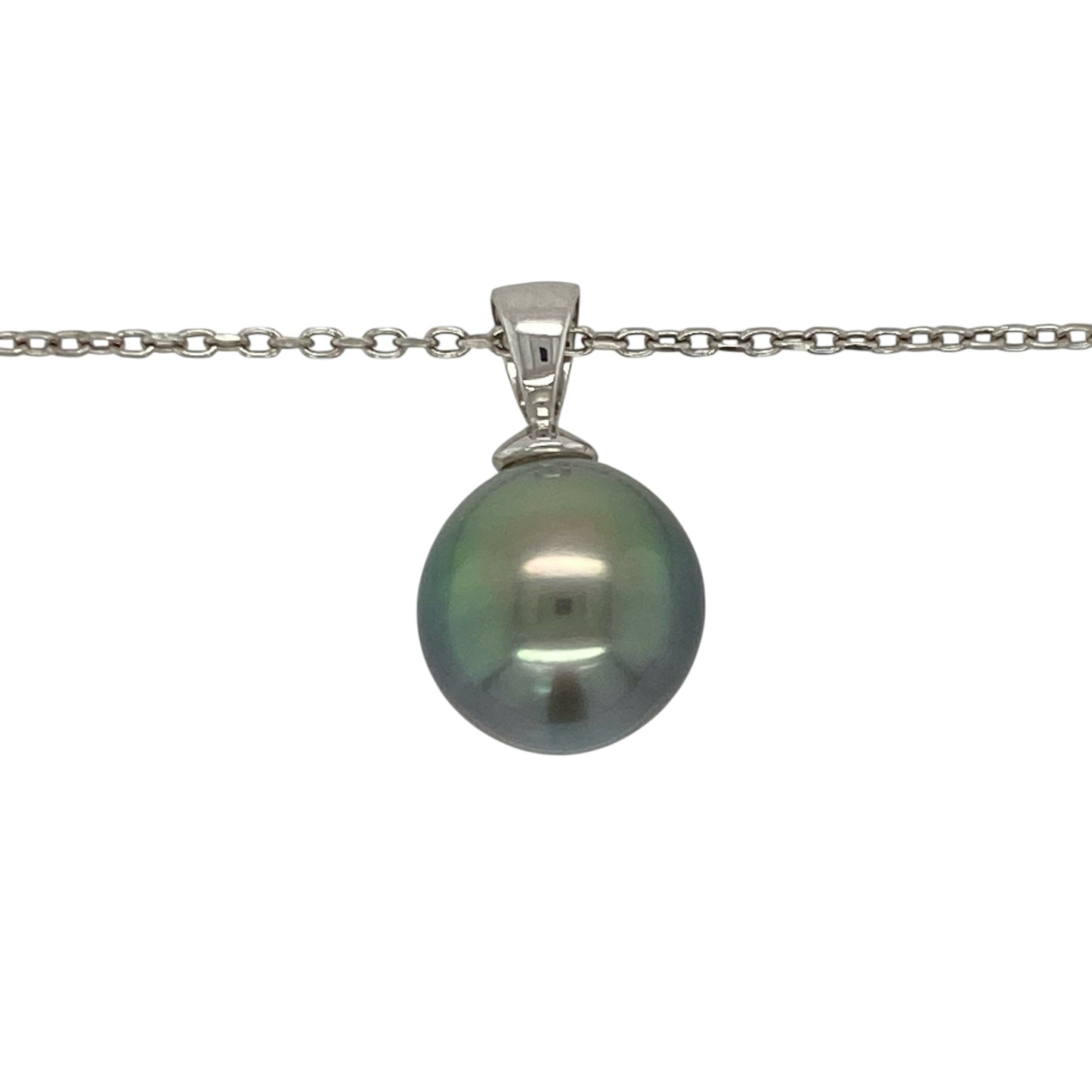 Add sophisticated colour and timeless elegance to your jewellery collection with this pre-owned 18ct white gold and grey pearl pendant necklace, featuring a striking 12mm pearl suspended from an 18-inch belcher chain—perfect for special occasions, elegant everyday wear, or adding a distinctive pearl necklace to your fine jewellery collection.

Design: The necklace features an elegant grey pearl pendant with a simple and refined design