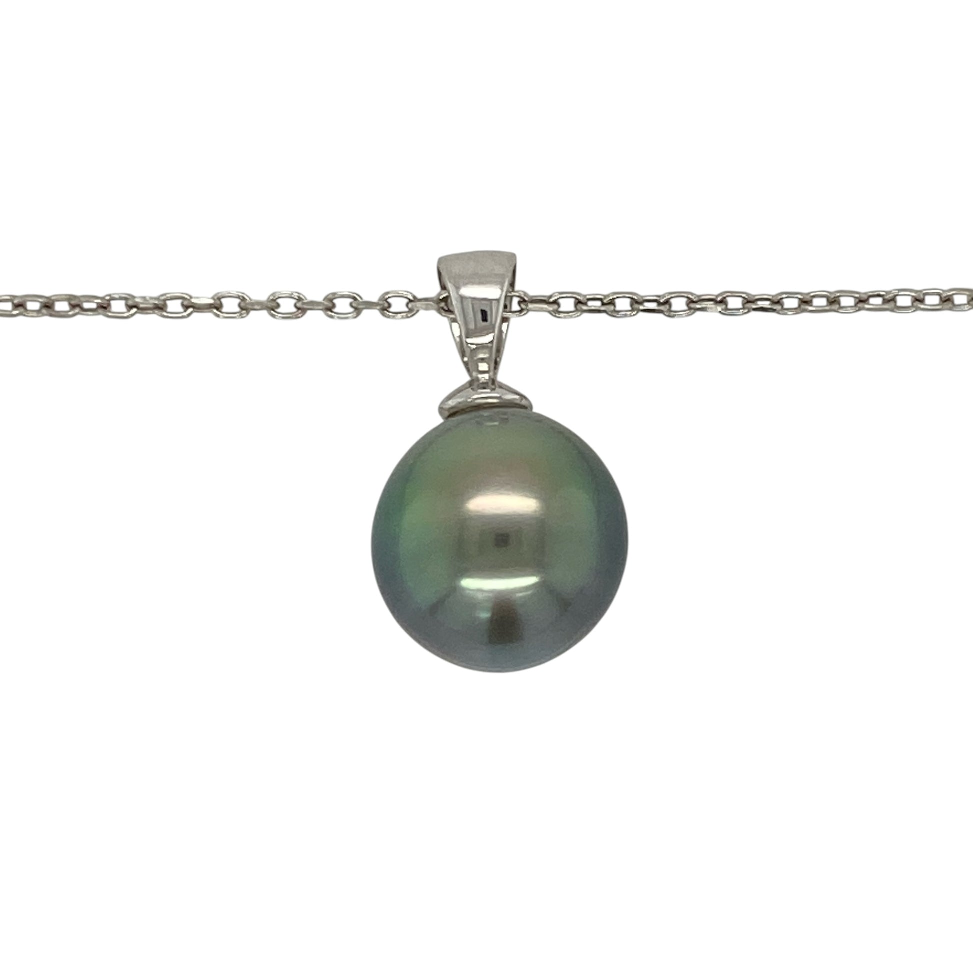 Add sophisticated colour and timeless elegance to your jewellery collection with this pre-owned 18ct white gold and grey pearl pendant necklace, featuring a striking 12mm pearl suspended from an 18-inch belcher chain—perfect for special occasions, elegant everyday wear, or adding a distinctive pearl necklace to your fine jewellery collection.

Design: The necklace features an elegant grey pearl pendant with a simple and refined design