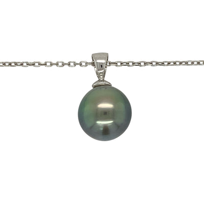 Add sophisticated colour and timeless elegance to your jewellery collection with this pre-owned 18ct white gold and grey pearl pendant necklace, featuring a striking 12mm pearl suspended from an 18-inch belcher chain—perfect for special occasions, elegant everyday wear, or adding a distinctive pearl necklace to your fine jewellery collection.

Design: The necklace features an elegant grey pearl pendant with a simple and refined design