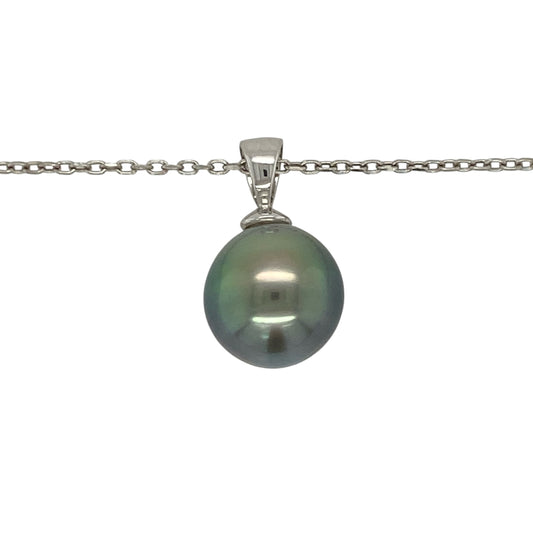 Add sophisticated colour and timeless elegance to your jewellery collection with this pre-owned 18ct white gold and grey pearl pendant necklace, featuring a striking 12mm pearl suspended from an 18-inch belcher chain—perfect for special occasions, elegant everyday wear, or adding a distinctive pearl necklace to your fine jewellery collection.

Design: The necklace features an elegant grey pearl pendant with a simple and refined design