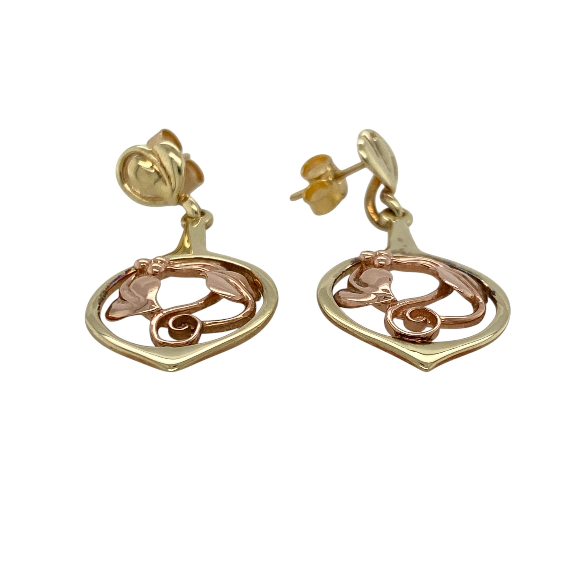 Bring symbolic beauty and graceful detail to your collection with these pre-owned 9ct yellow and rose gold Clogau Tree of Life drop earrings—a meaningful design inspired by nature and connection.

Design: Each earring features the iconic Tree of Life motif, combining flowing vines and leaves in a delicate openwork drop style.
Material: Made from 9-carat yellow and rose gold, the contrasting tones highlight the intricate design and signature Clogau detail.
