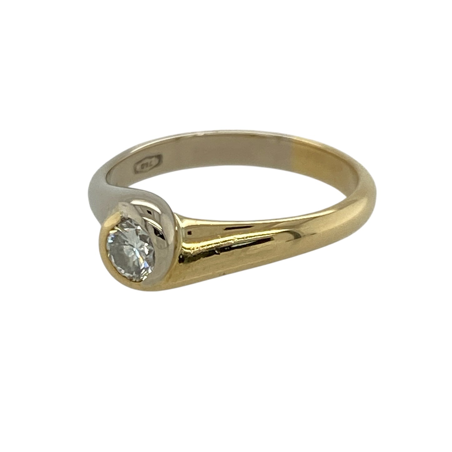 Add distinctive two-tone style and classic sparkle to your jewellery collection with this pre-owned 18ct yellow and white gold diamond solitaire ring, featuring a brilliant-cut diamond and an eye-catching split-colour band—perfect as an engagement ring, anniversary gift, proposal ring, or unique addition to a fine jewellery collection.

Design: The ring features a contemporary solitaire design centred with a brilliant-cut diamond, complemented by a distinctive band divided between yellow and white gold
