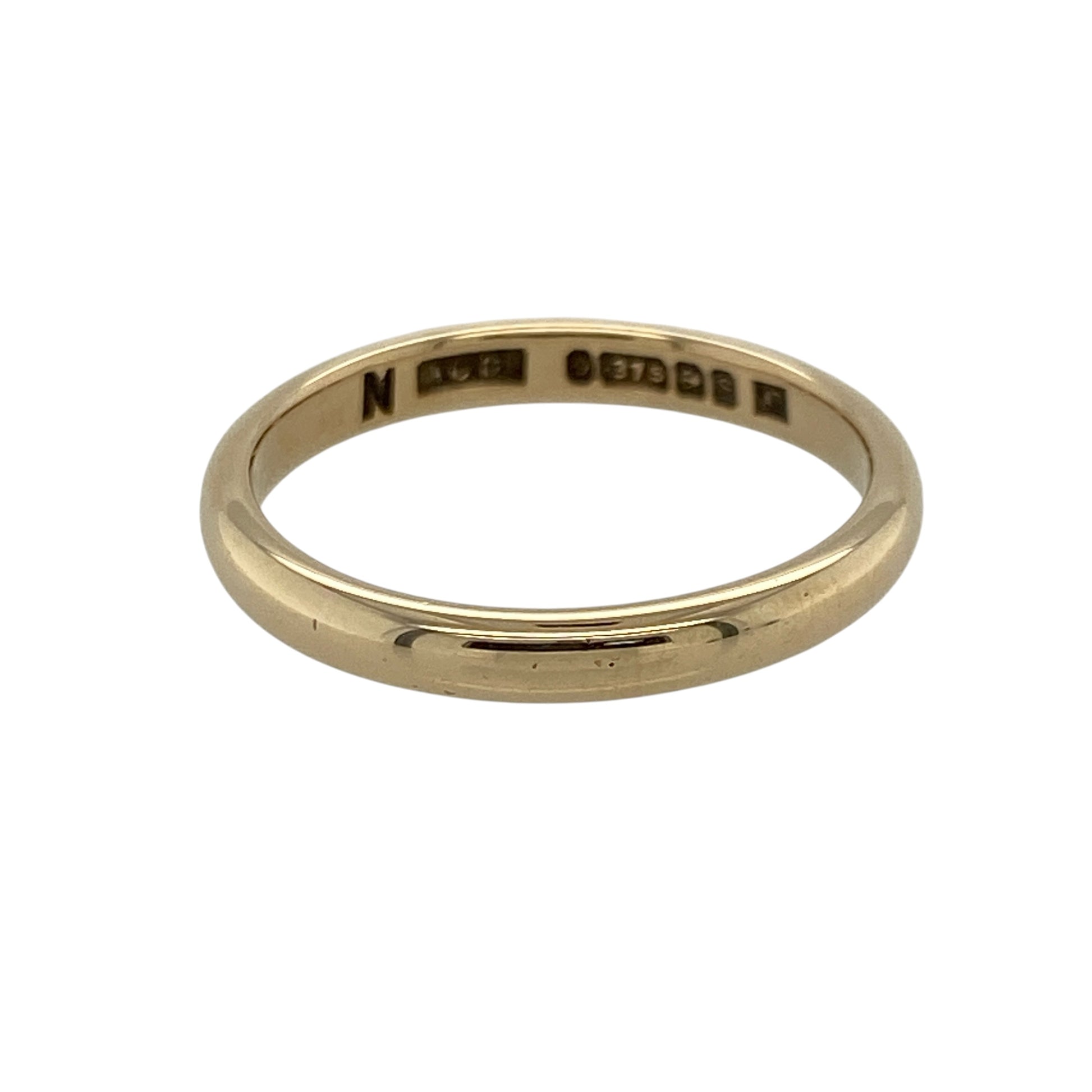 Add timeless simplicity and classic style to your jewellery collection with this pre-owned 9ct yellow gold 2mm wedding band ring, featuring a traditional polished profile—perfect as a wedding ring, stacking band, promise ring, or elegant everyday jewellery piece.

Design: The ring features a classic 2mm wedding band design with a sleek polished finish, creating a timeless and versatile look that complements both engagement rings and other bands.
