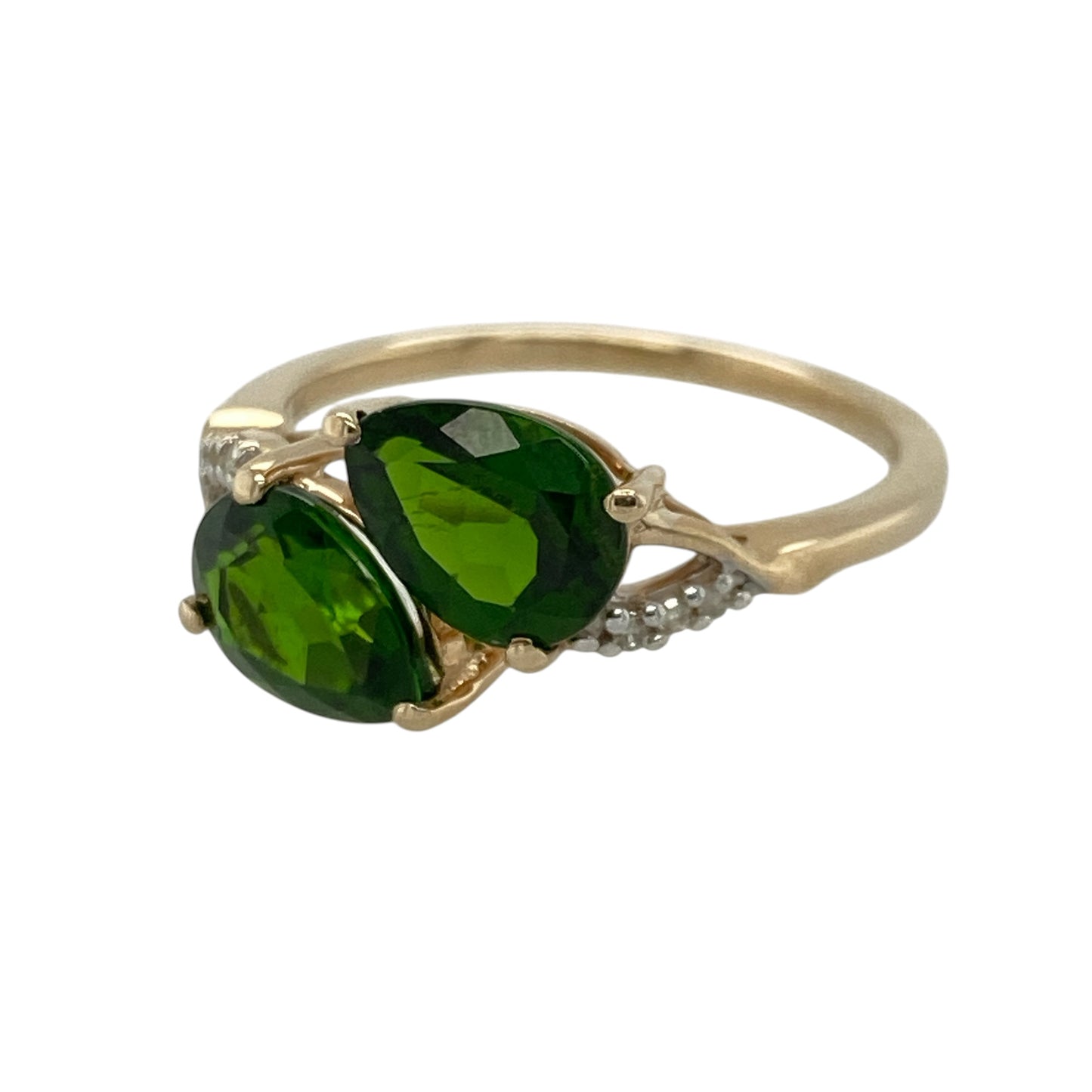 Add vibrant colour and elegant sparkle to your jewellery collection with this pre-owned 9ct yellow gold diamond and chrome diopside double twist ring, featuring two striking pear-shaped chrome diopside gemstones accented by sparkling diamonds—perfect as a dress ring, anniversary gift, or distinctive everyday jewellery piece.

Design: The ring features an elegant double twist design, showcasing two pear-shaped chrome diopside gemstones that gracefully sit opposite one another, with sparkling diamond accents