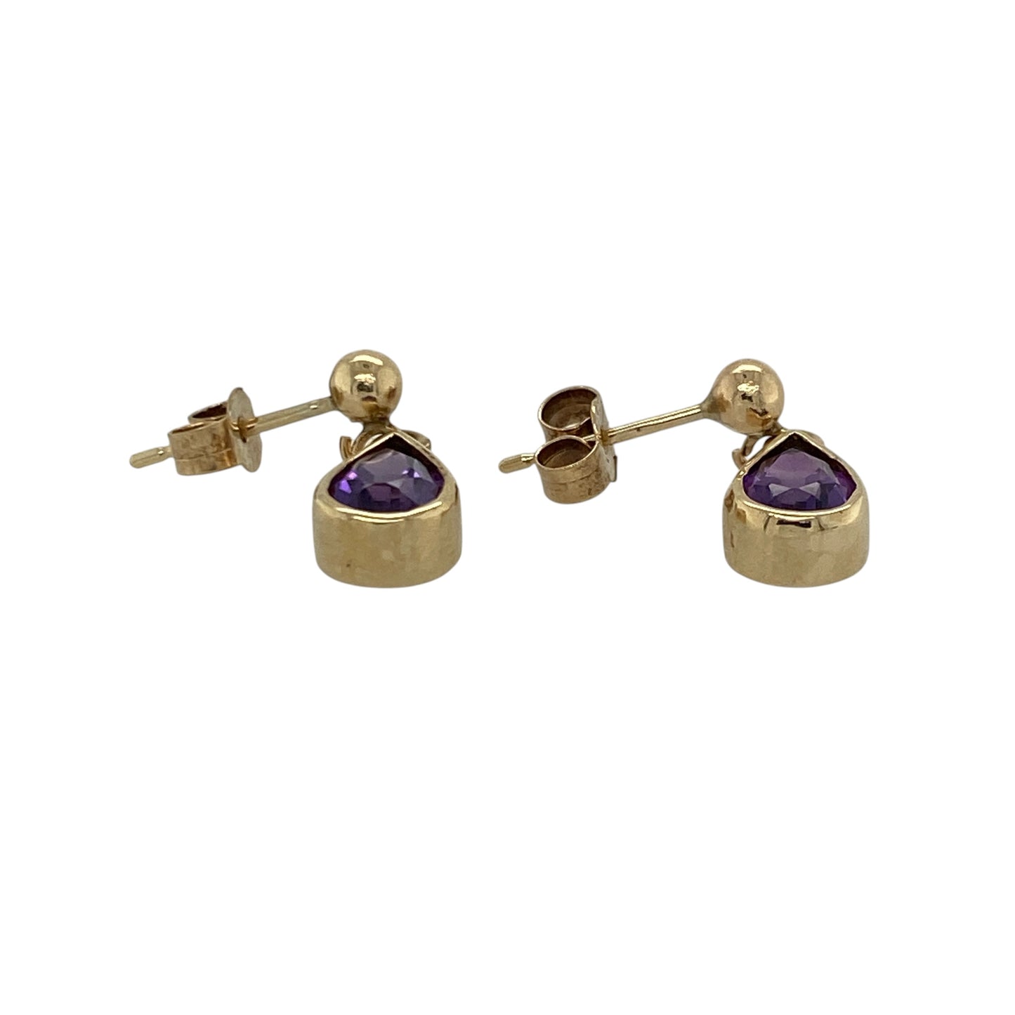 Add a touch of elegant colour to your jewellery collection with these pre-owned 9ct yellow gold and amethyst teardrop drop earrings. Featuring beautifully shaped amethyst gemstones, they are perfect for both everyday wear and special occasions.

Design: The earrings feature graceful teardrop-shaped amethyst gemstones suspended from polished yellow gold fittings, creating a timeless drop design with gentle movement.