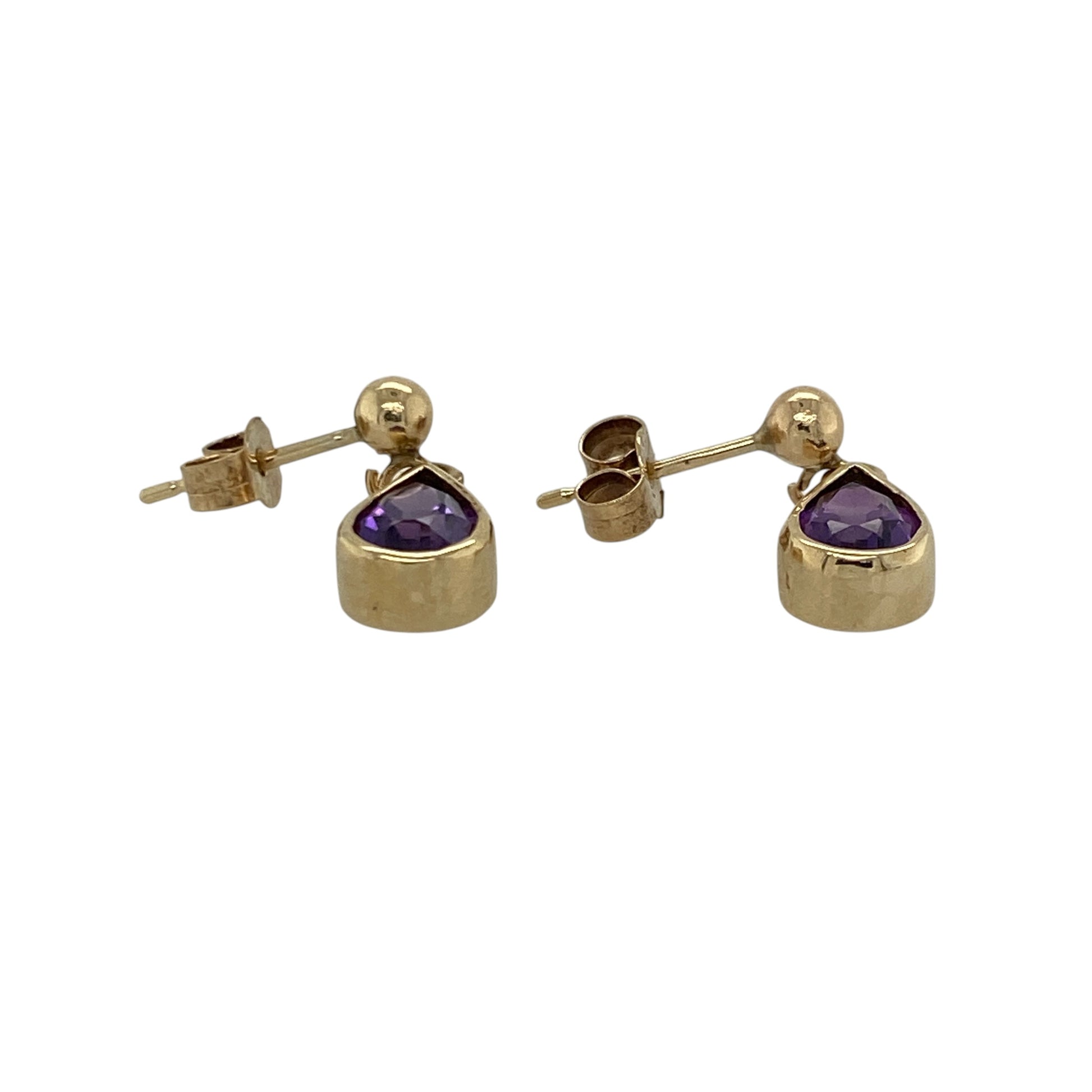 Add a touch of elegant colour to your jewellery collection with these pre-owned 9ct yellow gold and amethyst teardrop drop earrings. Featuring beautifully shaped amethyst gemstones, they are perfect for both everyday wear and special occasions.

Design: The earrings feature graceful teardrop-shaped amethyst gemstones suspended from polished yellow gold fittings, creating a timeless drop design with gentle movement.