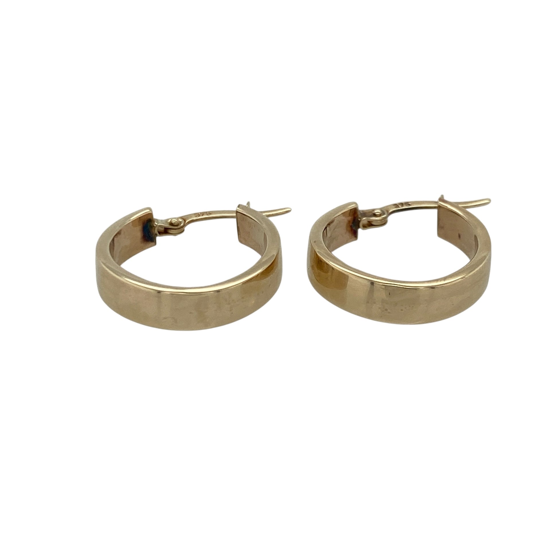 Complete your everyday jewellery collection with these pre-owned 9ct yellow gold plain oval creole earrings. Their sleek polished finish and timeless oval shape make them a versatile accessory that can be worn effortlessly from day to evening.

Design: The earrings feature a classic plain oval creole design with a smooth polished finish, offering an elegant and understated look that never goes out of style.