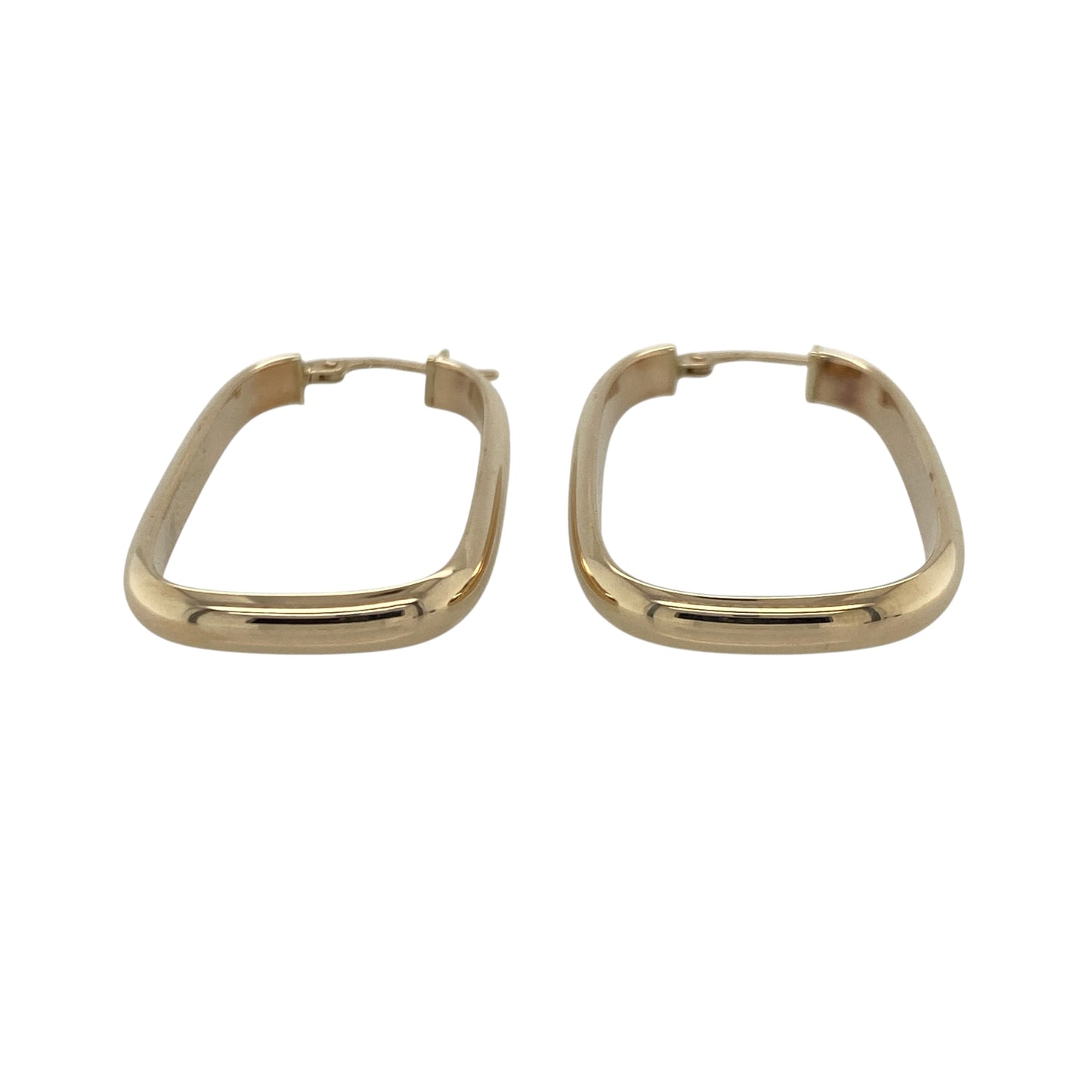 Add a contemporary touch to your jewellery collection with these pre-owned 9ct yellow gold plain rectangle creole earrings. Their sleek rectangular profile offers a modern take on the classic hoop, making them a stylish choice for both everyday wear and special occasions.

Design: The earrings feature a plain rectangular creole design with clean lines and a polished finish, creating a sophisticated and minimalist look.
