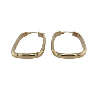 Add a contemporary touch to your jewellery collection with these pre-owned 9ct yellow gold plain rectangle creole earrings. Their sleek rectangular profile offers a modern take on the classic hoop, making them a stylish choice for both everyday wear and special occasions.

Design: The earrings feature a plain rectangular creole design with clean lines and a polished finish, creating a sophisticated and minimalist look.
