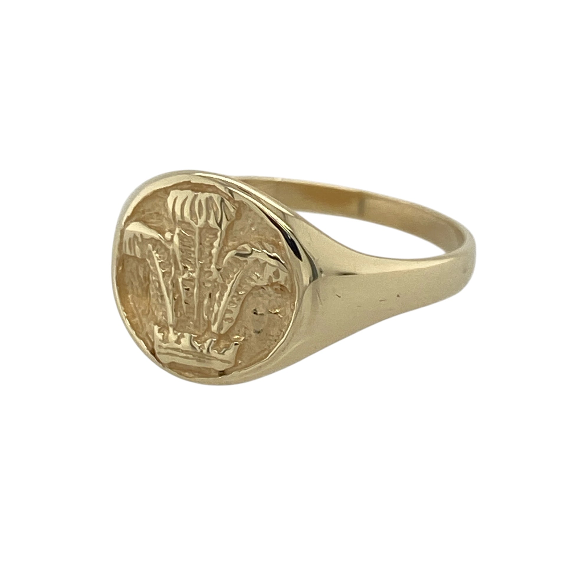 Celebrate Welsh heritage with this pre-owned 9ct yellow gold Welsh Three Feathers round signet ring. Featuring the iconic Prince of Wales's Three Feathers emblem, this timeless signet ring is a classic piece that can be worn and treasured for years to come.

Design: The ring features a traditional round signet face engraved with the Welsh Three Feathers emblem, creating a distinctive design that proudly reflects Welsh heritage. 