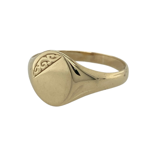 Classic and understated, this pre-owned 9ct yellow gold patterned oval signet ring is a timeless piece that can be worn every day. The traditional oval face is enhanced with an engraved pattern, giving this vintage ring added character and style.

Design: The ring features a classic oval signet face with an attractive engraved pattern, offering a distinctive take on a timeless design.
Material: Made from 9-carat yellow gold with a polished finish that complements the engraved detailing.