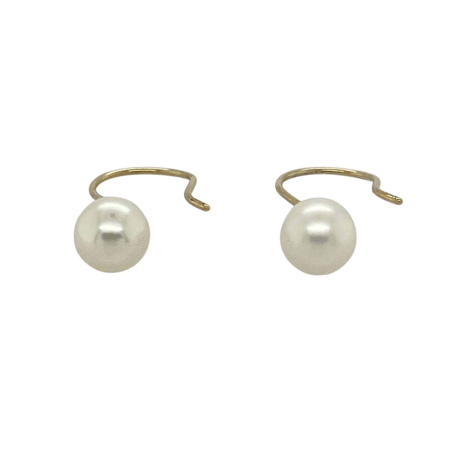 Add classic elegance to your jewellery collection with these pre-owned 9ct yellow gold and pearl drop earrings, featuring lustrous pearls that offer a timeless look for both everyday wear and special occasions.

Design: These elegant drop earrings feature beautifully rounded pearls measuring approximately 8mm by 7mm, suspended below polished yellow gold fittings for a graceful and sophisticated finish.