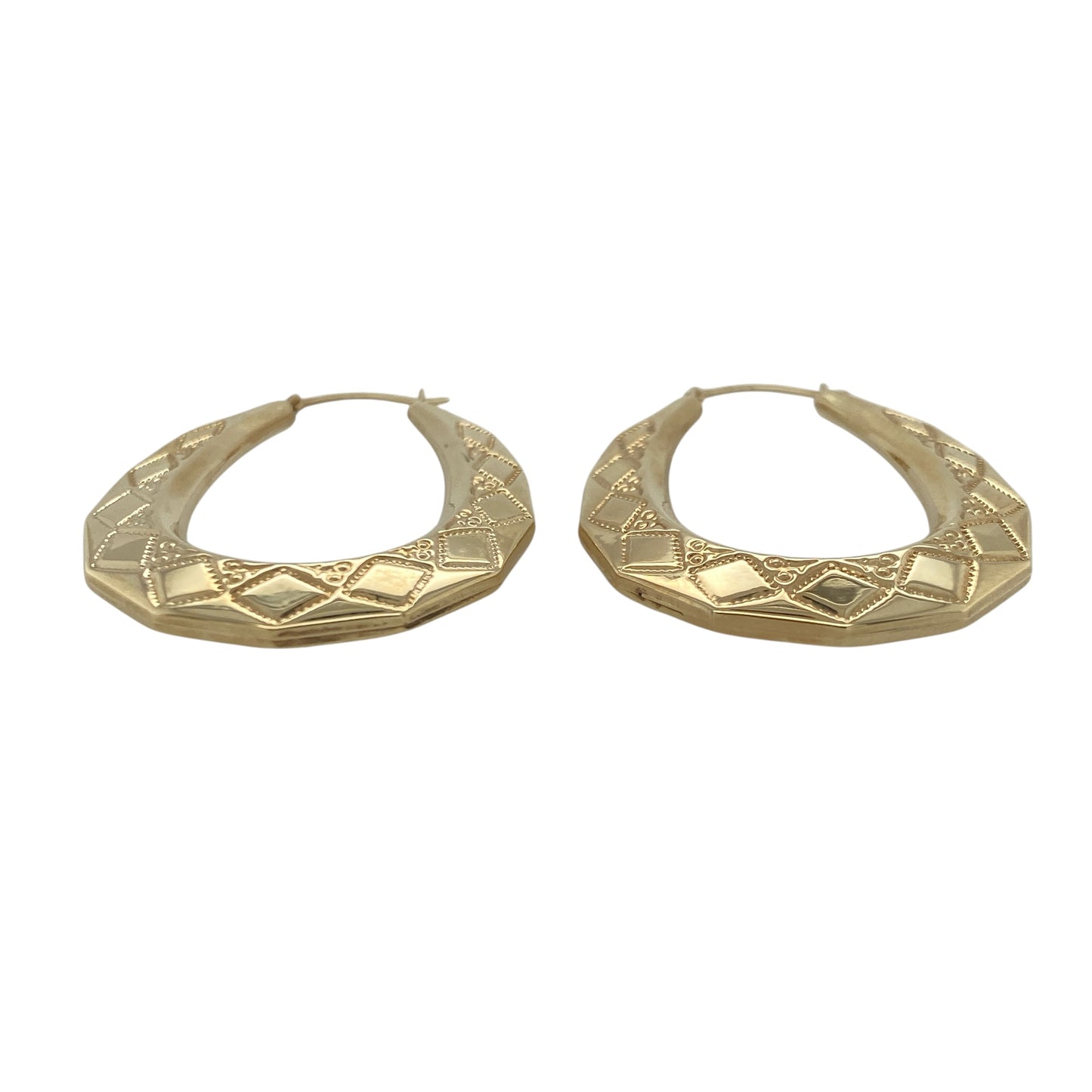 Enhance your jewellery collection with these pre-owned 9ct yellow gold patterned oval creole earrings, combining a timeless oval silhouette with elegant textured detailing for effortless everyday style.

Design: These classic oval creole earrings feature an attractive patterned finish that catches the light beautifully, adding extra texture and character to the traditional hoop design.