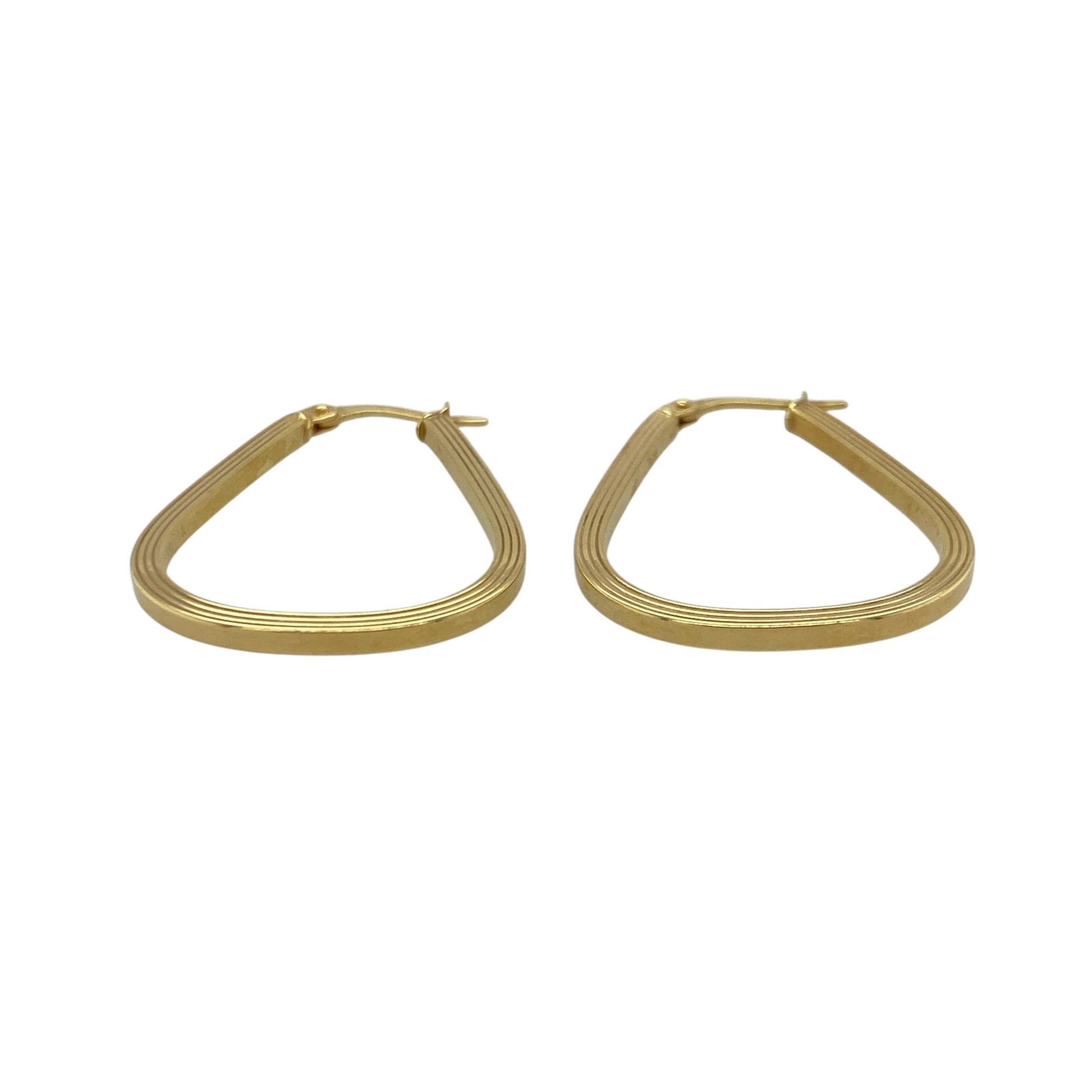 Add subtle texture and timeless style to your jewellery collection with these pre-owned 9ct yellow gold striped textured oval creole earrings, perfect for everyday wear or dressing up an evening outfit.

Design: These elegant oval creole earrings feature a striped textured finish that catches the light beautifully, adding depth and character to their classic hoop design.