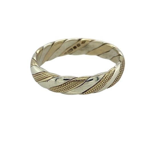 This pre-owned 9ct yellow and white gold twisted band ring combines two classic gold tones in an elegant interwoven design, making it a versatile piece for everyday wear or special occasions.

Design: The ring features a beautifully twisted band, blending yellow and white gold to create a stylish two-tone finish. Its timeless design is easy to pair with both yellow and white gold jewellery.
Material: Made from 9-carat yellow and white gold.