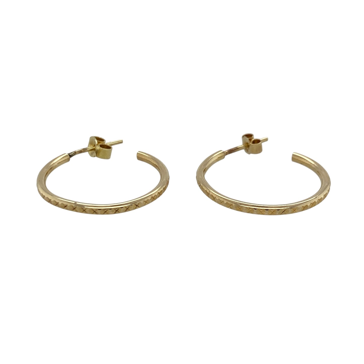 These pre-owned 9ct yellow gold patterned half hoop earrings feature an elegant X-shaped kiss design, offering a stylish twist on a classic everyday earring.

Design: The earrings showcase a polished half hoop style with an eye-catching X-shaped kiss pattern, adding texture and detail while remaining versatile enough for everyday wear or special occasions.
Material: Made from 9-carat yellow gold.