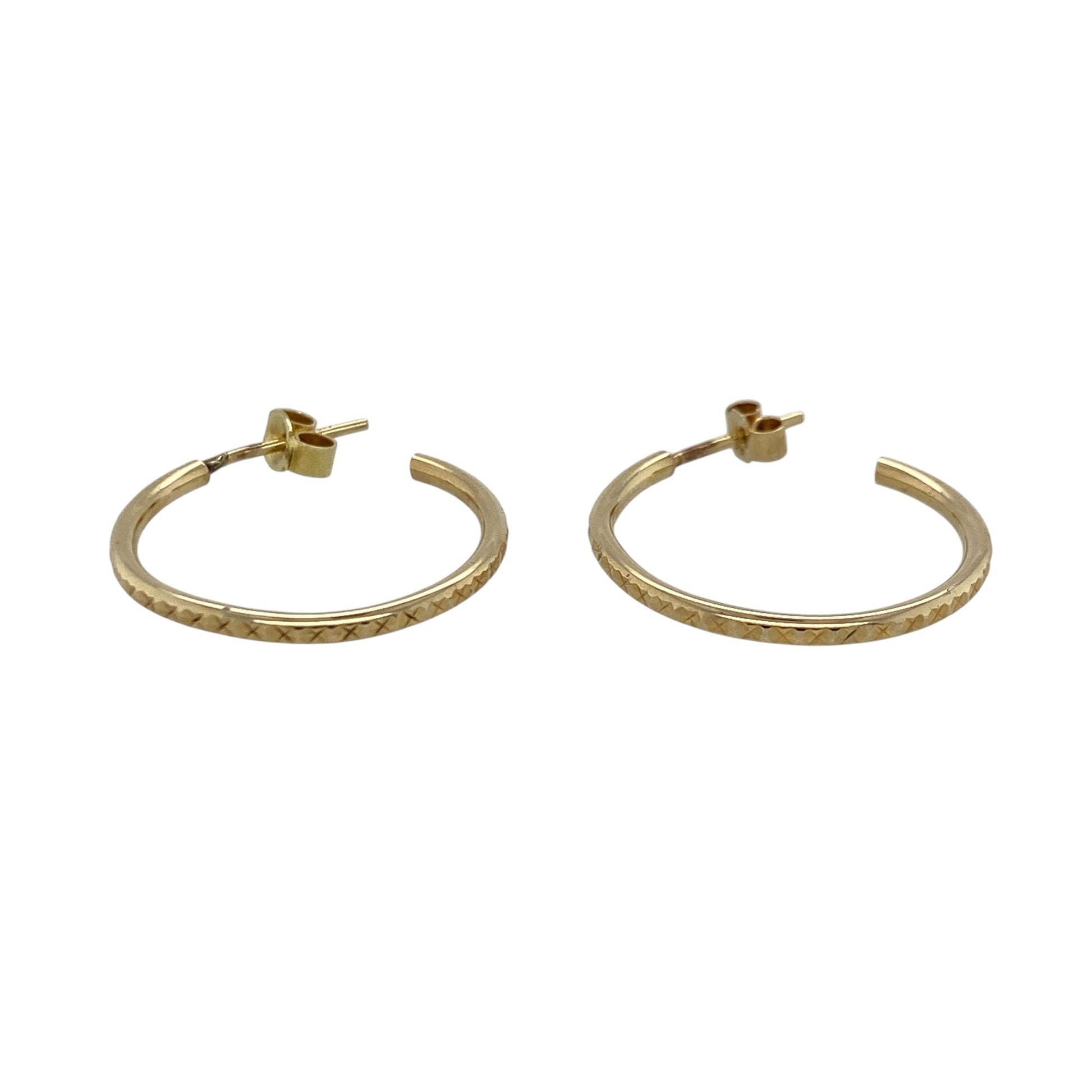 These pre-owned 9ct yellow gold patterned half hoop earrings feature an elegant X-shaped kiss design, offering a stylish twist on a classic everyday earring.

Design: The earrings showcase a polished half hoop style with an eye-catching X-shaped kiss pattern, adding texture and detail while remaining versatile enough for everyday wear or special occasions.
Material: Made from 9-carat yellow gold.