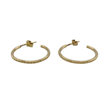 These pre-owned 9ct yellow gold patterned half hoop earrings feature an elegant X-shaped kiss design, offering a stylish twist on a classic everyday earring.

Design: The earrings showcase a polished half hoop style with an eye-catching X-shaped kiss pattern, adding texture and detail while remaining versatile enough for everyday wear or special occasions.
Material: Made from 9-carat yellow gold.