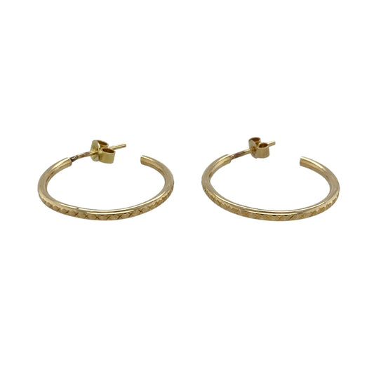 These pre-owned 9ct yellow gold patterned half hoop earrings feature an elegant X-shaped kiss design, offering a stylish twist on a classic everyday earring.

Design: The earrings showcase a polished half hoop style with an eye-catching X-shaped kiss pattern, adding texture and detail while remaining versatile enough for everyday wear or special occasions.
Material: Made from 9-carat yellow gold.