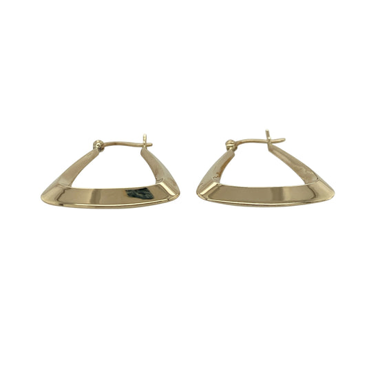 These pre-owned 9ct yellow gold handbag creole earrings feature a distinctive handbag-inspired design, making them a fun and stylish addition to any jewellery collection.

Design: The earrings are designed in the shape of miniature handbags with a polished finish, combining a unique novelty style with the practicality of classic creole earrings. Their eye-catching design makes them perfect for everyday wear or as a thoughtful gift.
Material: Made from 9-carat yellow gold.