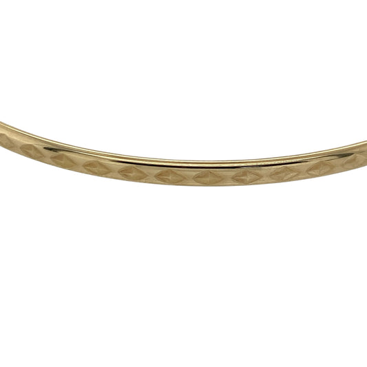 This pre-owned 9ct yellow gold patterned bangle features an elegant engraved design, making it a timeless accessory that can be worn on its own or layered with other bracelets.

Design: The bangle has a polished finish with an attractive patterned design that adds texture and catches the light beautifully. Its slim profile makes it ideal for everyday wear while still offering a classic look.
Material: Made from 9-carat yellow gold.
