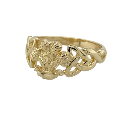This pre-owned 9ct yellow gold Welsh Three Feathers Celtic ring combines traditional Welsh symbolism with an intricate Celtic design, making it a meaningful and distinctive piece.

Design: The ring features the iconic Welsh Three Feathers emblem at its centre, framed by detailed Celtic knotwork on either side. With a polished finish and a broad front measuring approximately 9mm, it has a bold yet timeless appearance.
Material: Made from 9-carat yellow gold.