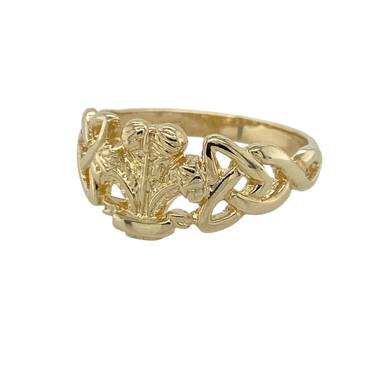 This pre-owned 9ct yellow gold Welsh Three Feathers Celtic ring combines traditional Welsh symbolism with an intricate Celtic design, making it a meaningful and distinctive piece.

Design: The ring features the iconic Welsh Three Feathers emblem at its centre, framed by detailed Celtic knotwork on either side. With a polished finish and a broad front measuring approximately 9mm, it has a bold yet timeless appearance.
Material: Made from 9-carat yellow gold.
