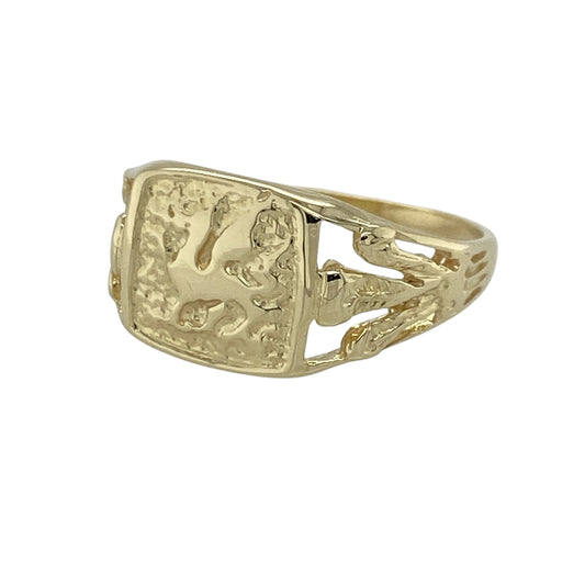 This pre-owned 9ct yellow gold Welsh Dragon signet ring celebrates Welsh heritage with a detailed dragon design and symbolic Three Feathers accents.

Design: The ring features a Welsh Dragon on the 9mm high signet face, while the shoulders are decorated with the iconic Three Feathers symbols, creating a distinctive and meaningful design with a polished finish.
Material: Made from 9-carat yellow gold.