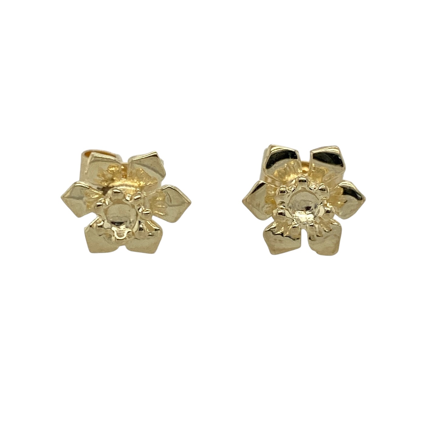 These pre-owned 9ct yellow gold daffodil stud earrings celebrate the national flower of Wales with a charming floral design that is perfect for everyday wear.

Design: The stud earrings are shaped as detailed daffodils with a polished finish, offering a timeless floral style and a subtle nod to Welsh heritage. Their classic stud design makes them comfortable and easy to wear.
Material: Made from 9-carat yellow gold.