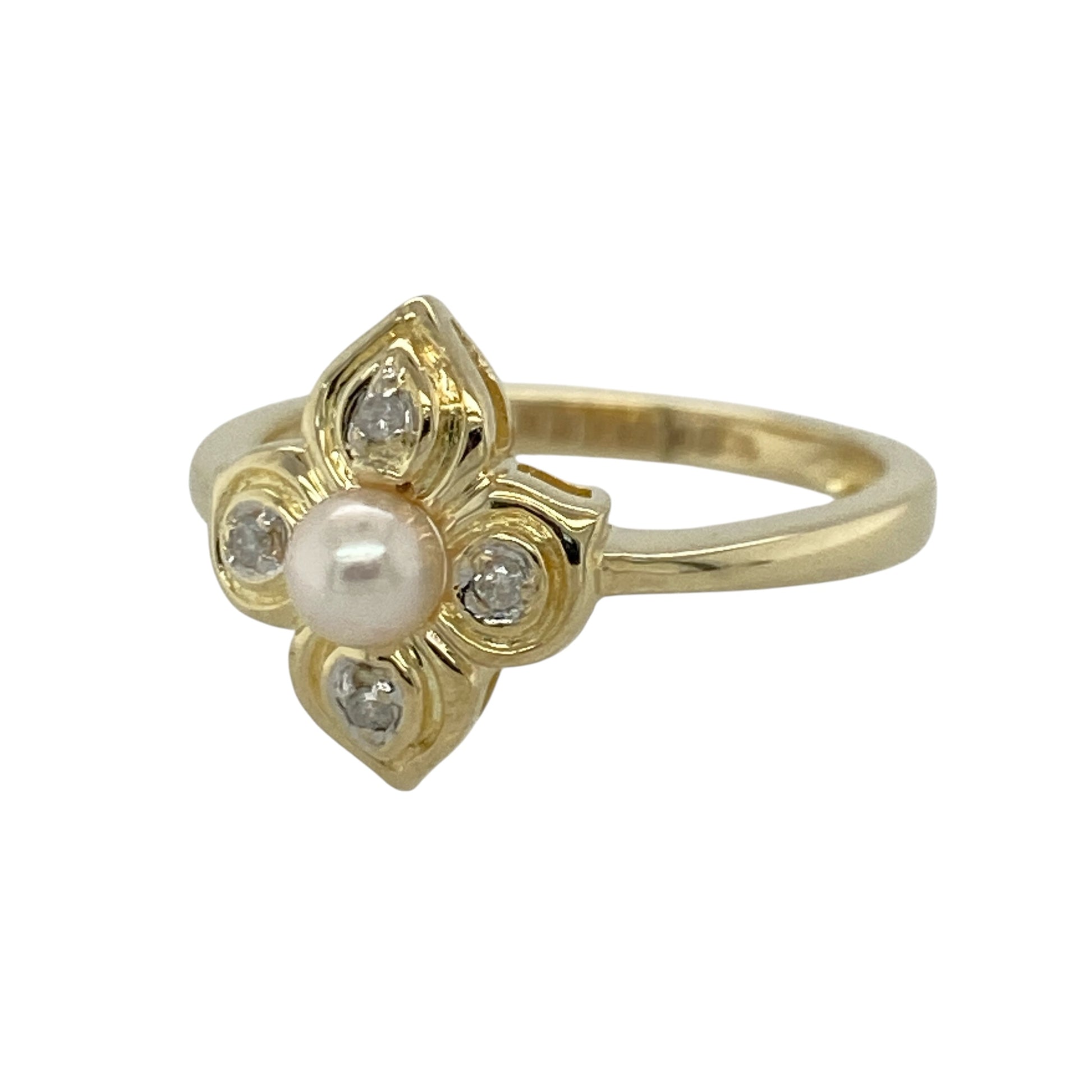 This pre-owned 9ct yellow gold diamond and pearl flower style ring is a timeless design, combining the elegance of a lustrous pearl with the sparkle of diamonds.

Design: The ring features a flower-inspired cluster with a round centre pearl surrounded by shimmering diamonds, creating a classic and feminine look that is perfect for both everyday wear and special occasions.
Material: Made from 9-carat yellow gold.