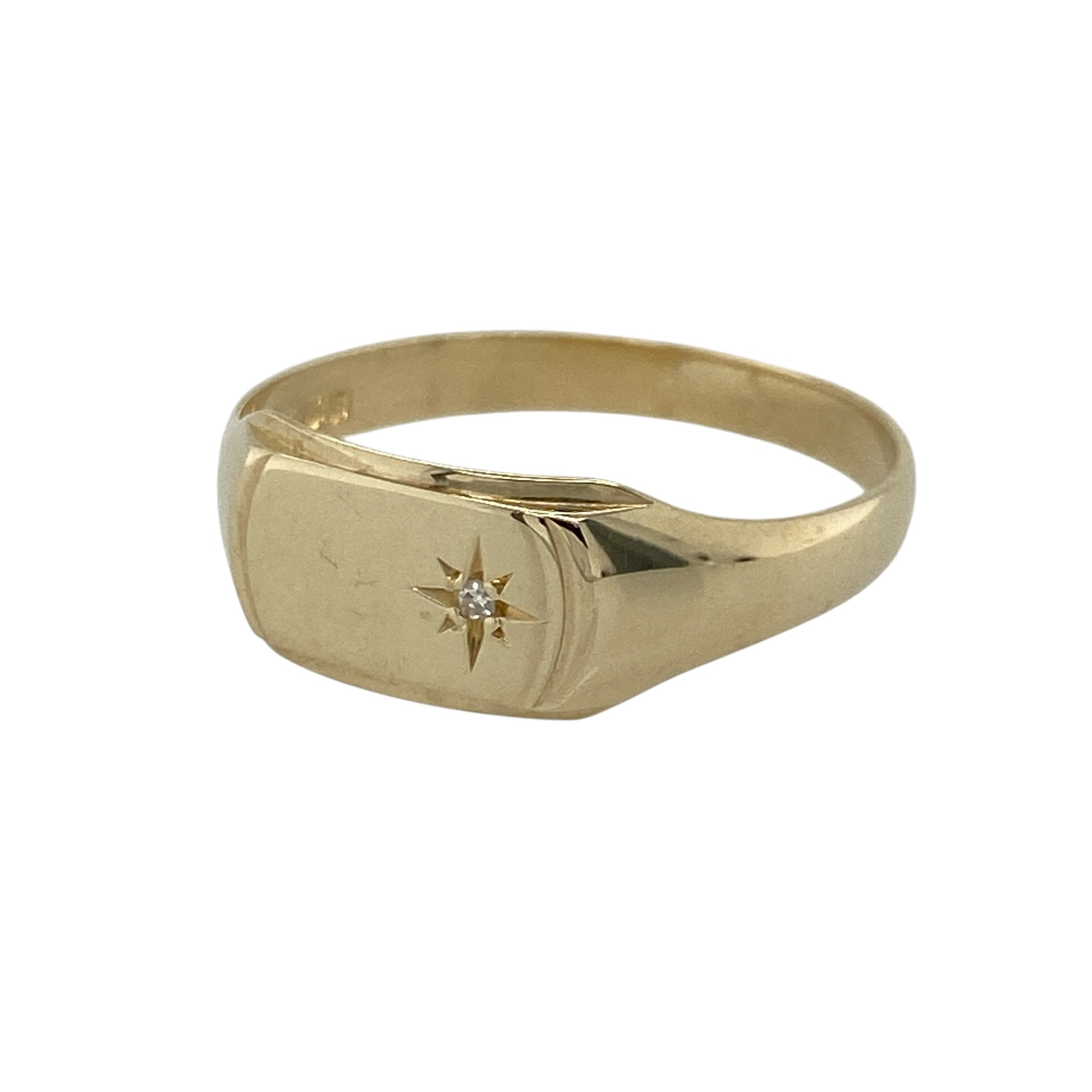 This pre-owned 9ct yellow gold diamond rounded rectangle signet ring offers a modern take on a timeless jewellery classic.

Design: The ring features a rounded rectangle signet face set with sparkling diamonds, creating a refined look that balances traditional styling with contemporary elegance. Its polished finish makes it suitable for both everyday wear and special occasions.
Material: Made from 9-carat yellow gold.
Gemstone Detail: Set with sparkling diamonds across the rounded rectangle signet face.