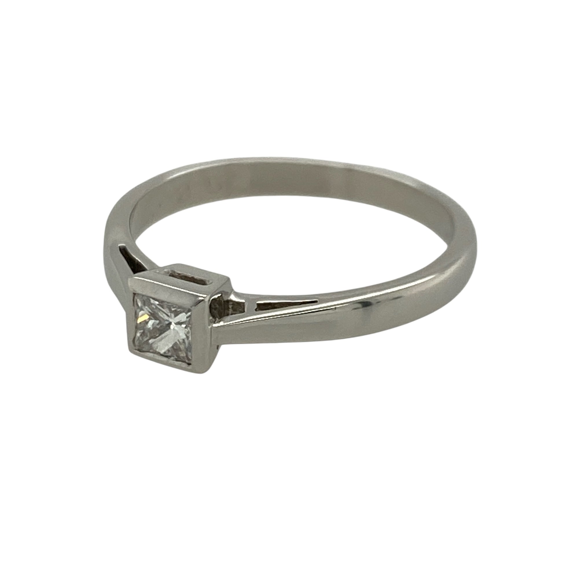 This pre-owned platinum diamond solitaire ring is a timeless classic, showcasing a beautiful princess cut diamond in a simple and elegant setting.

Design: The ring features a striking princess cut solitaire diamond, allowing the centre stone to take centre stage. The sleek platinum band complements the clean lines of the diamond, creating a sophisticated design that is perfect as an engagement ring or a cherished everyday piece.
Material: Made from platinum.