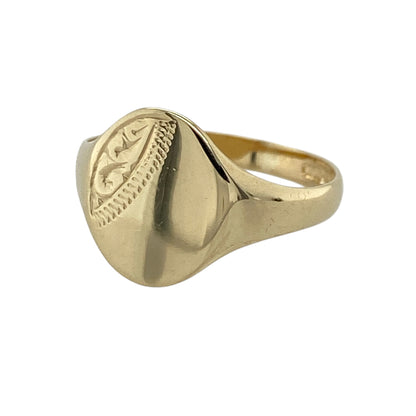 This pre-owned 9ct yellow gold patterned oval signet ring offers a classic signet style with decorative engraved detailing and a timeless finish.

Design: The ring features a traditional oval signet face with an attractive patterned design, giving it a distinctive look while maintaining the classic appeal of a signet ring. The oval front measures approximately 11mm high, making it an elegant choice for everyday wear.
Material: Made from 9-carat yellow gold.