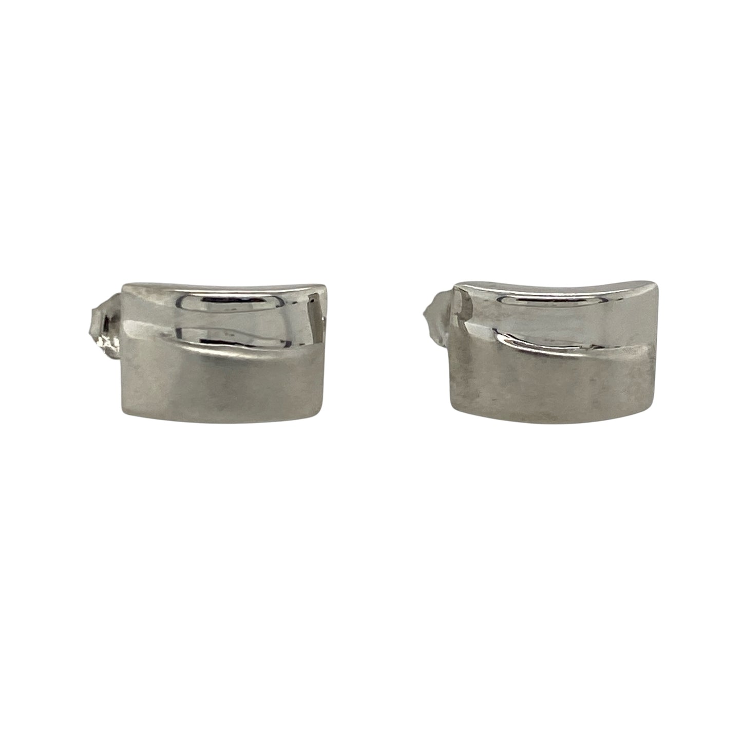 This pair of pre-owned 9ct white gold curved brushed effect stud earrings combines a contemporary shape with a stylish textured finish.

Design: Featuring a gently curved design with a brushed effect finish, these stud earrings offer a modern look with understated elegance. Their sleek profile makes them ideal for everyday wear while adding a subtle touch of sophistication.
Material: Made from 9-carat white gold.