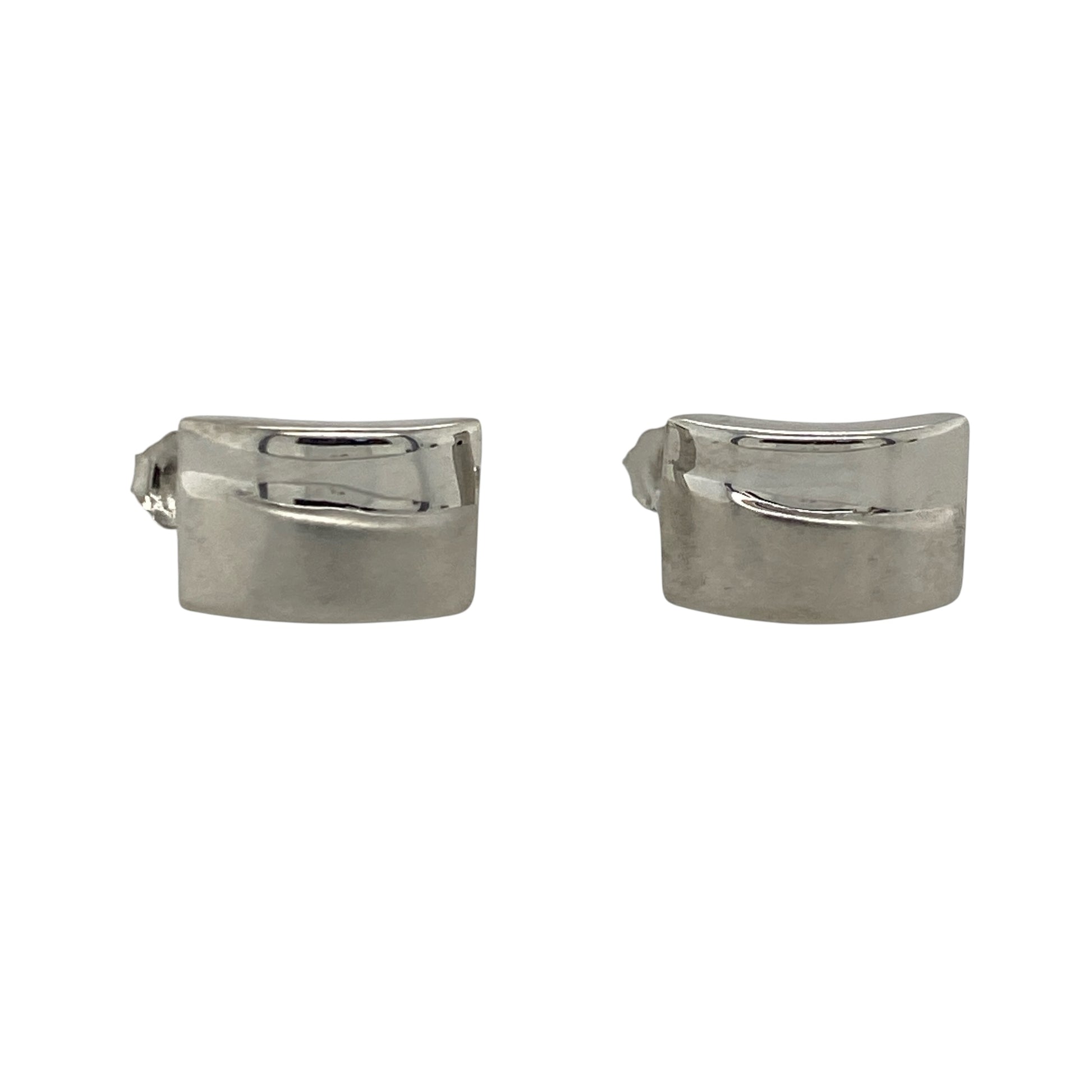 This pair of pre-owned 9ct white gold curved brushed effect stud earrings combines a contemporary shape with a stylish textured finish.

Design: Featuring a gently curved design with a brushed effect finish, these stud earrings offer a modern look with understated elegance. Their sleek profile makes them ideal for everyday wear while adding a subtle touch of sophistication.
Material: Made from 9-carat white gold.
