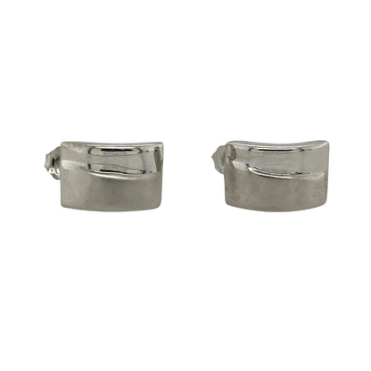 This pair of pre-owned 9ct white gold curved brushed effect stud earrings combines a contemporary shape with a stylish textured finish.

Design: Featuring a gently curved design with a brushed effect finish, these stud earrings offer a modern look with understated elegance. Their sleek profile makes them ideal for everyday wear while adding a subtle touch of sophistication.
Material: Made from 9-carat white gold.
