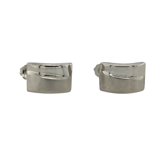 This pair of pre-owned 9ct white gold curved brushed effect stud earrings combines a contemporary shape with a stylish textured finish.

Design: Featuring a gently curved design with a brushed effect finish, these stud earrings offer a modern look with understated elegance. Their sleek profile makes them ideal for everyday wear while adding a subtle touch of sophistication.
Material: Made from 9-carat white gold.