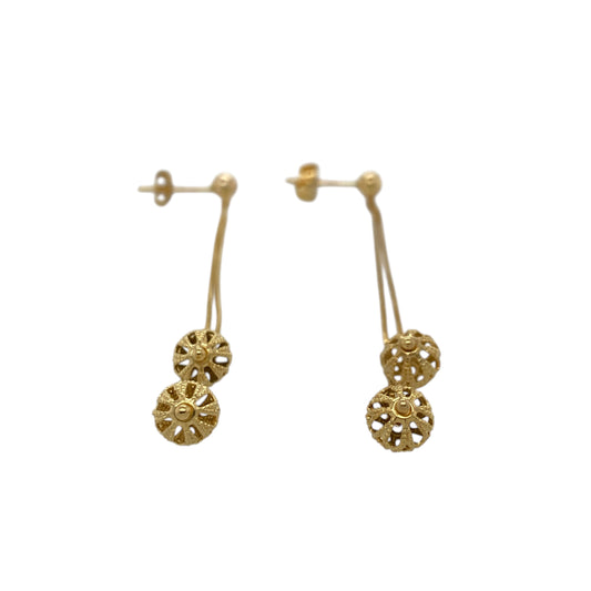 This pair of pre-owned 9ct yellow gold ball drop earrings features elegant openwork detailing and long box chain drops for a graceful, eye-catching look.

Design: Each earring is suspended from a fine box chain and finished with two decorative open patterned gold balls, creating beautiful movement and a contemporary style. Measuring approximately 6.7cm in length, these drop earrings make a striking statement while remaining lightweight and comfortable to wear.
Material: Made from 9-carat yellow gold.