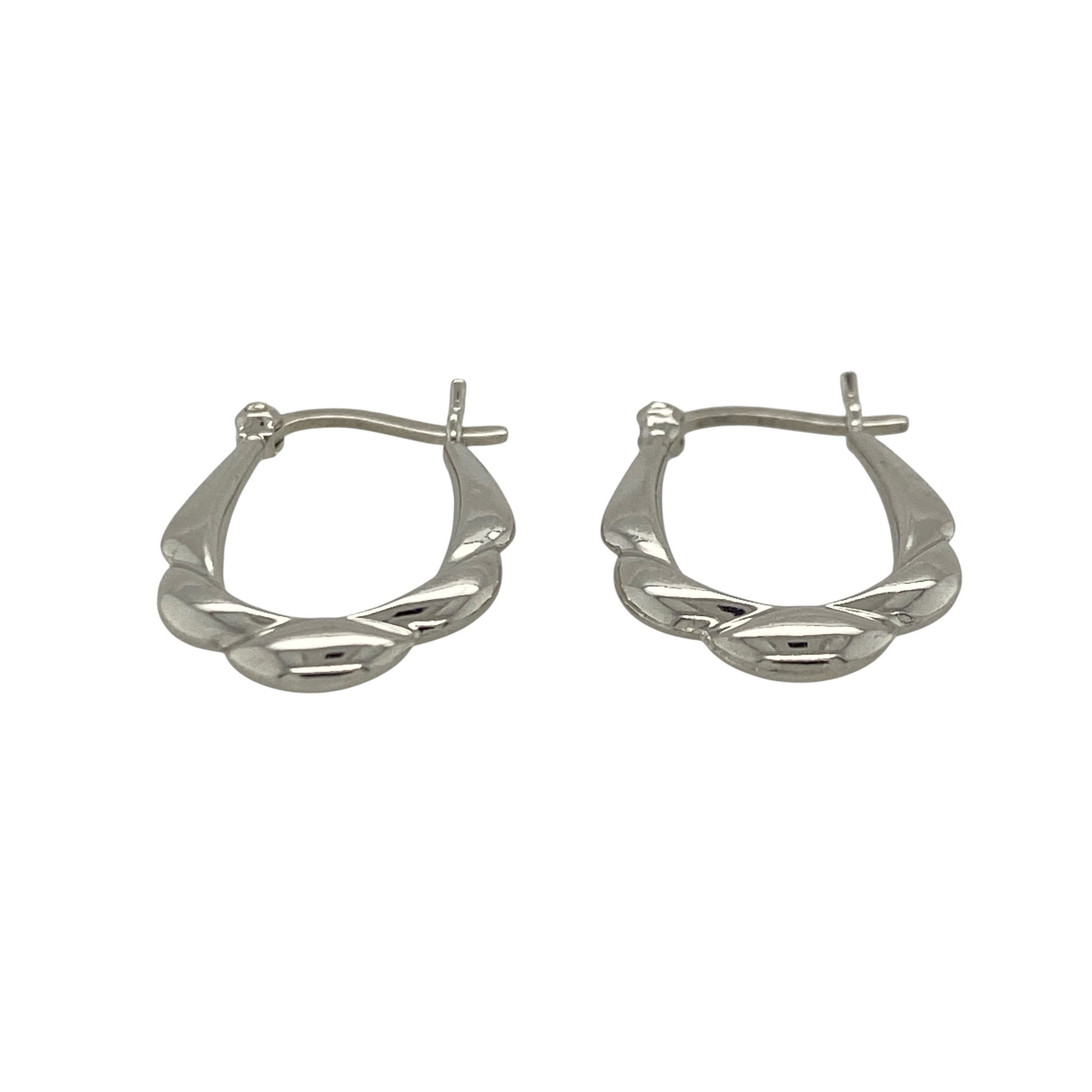 This pair of pre-owned 9ct white gold bubble fancy style oval creole earrings features a distinctive textured design that adds a contemporary touch to a classic hoop.

Design: Designed in an elegant oval creole shape, these earrings are finished with a bubble-style pattern that creates texture and catches the light beautifully. Their modern yet timeless design makes them ideal for both everyday wear and special occasions.
Material: Made from 9-carat white gold.