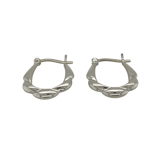 This pair of pre-owned 9ct white gold bubble fancy style oval creole earrings features a distinctive textured design that adds a contemporary touch to a classic hoop.

Design: Designed in an elegant oval creole shape, these earrings are finished with a bubble-style pattern that creates texture and catches the light beautifully. Their modern yet timeless design makes them ideal for both everyday wear and special occasions.
Material: Made from 9-carat white gold.