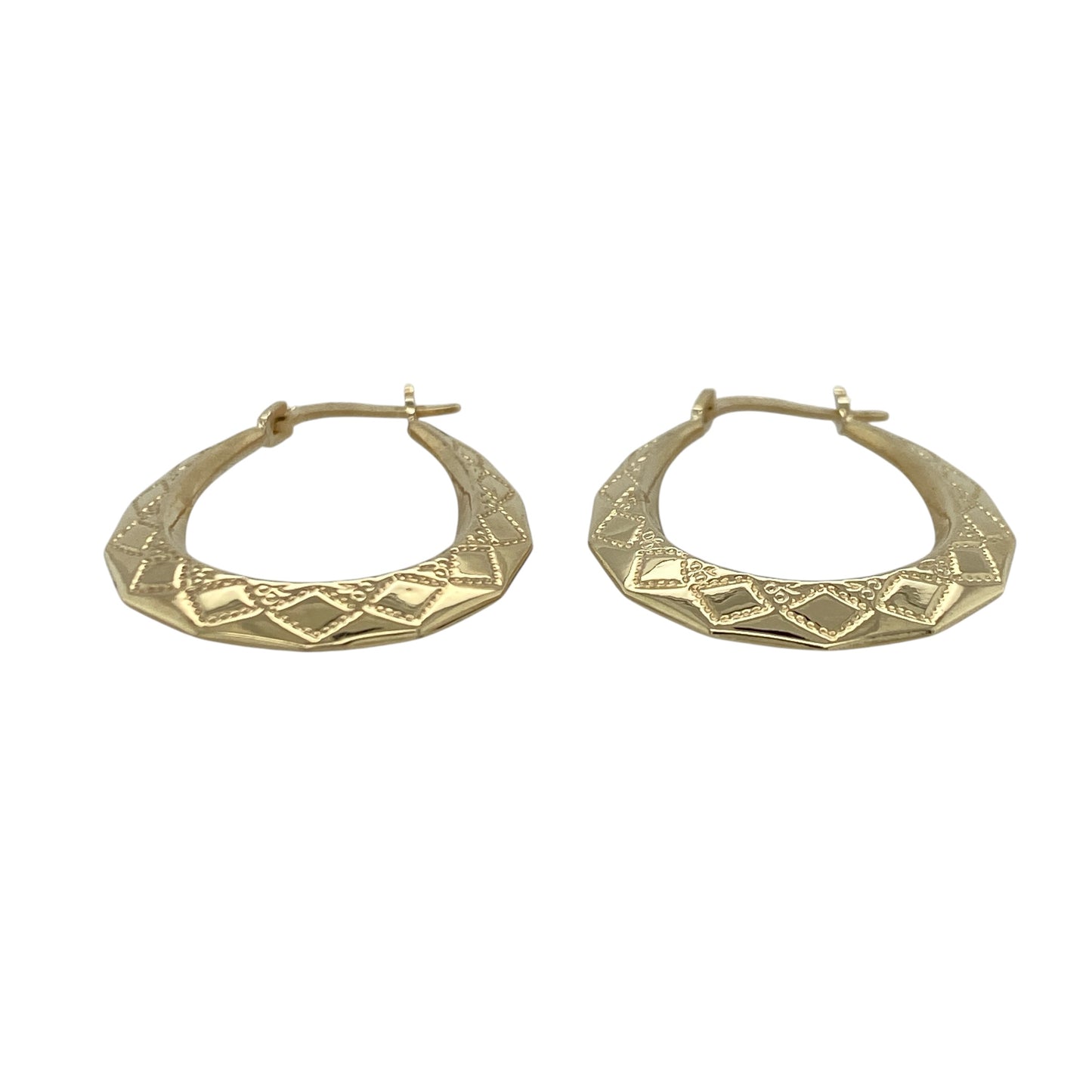 This pair of pre-owned 9ct yellow gold patterned oval creole earrings combines a classic oval shape with decorative detailing for an elegant everyday look.

Design: Featuring an attractive patterned finish, these oval creole earrings offer added texture and character while maintaining a timeless style. Their lightweight design makes them comfortable for all-day wear and suitable for any occasion.
Material: Made from 9-carat yellow gold.