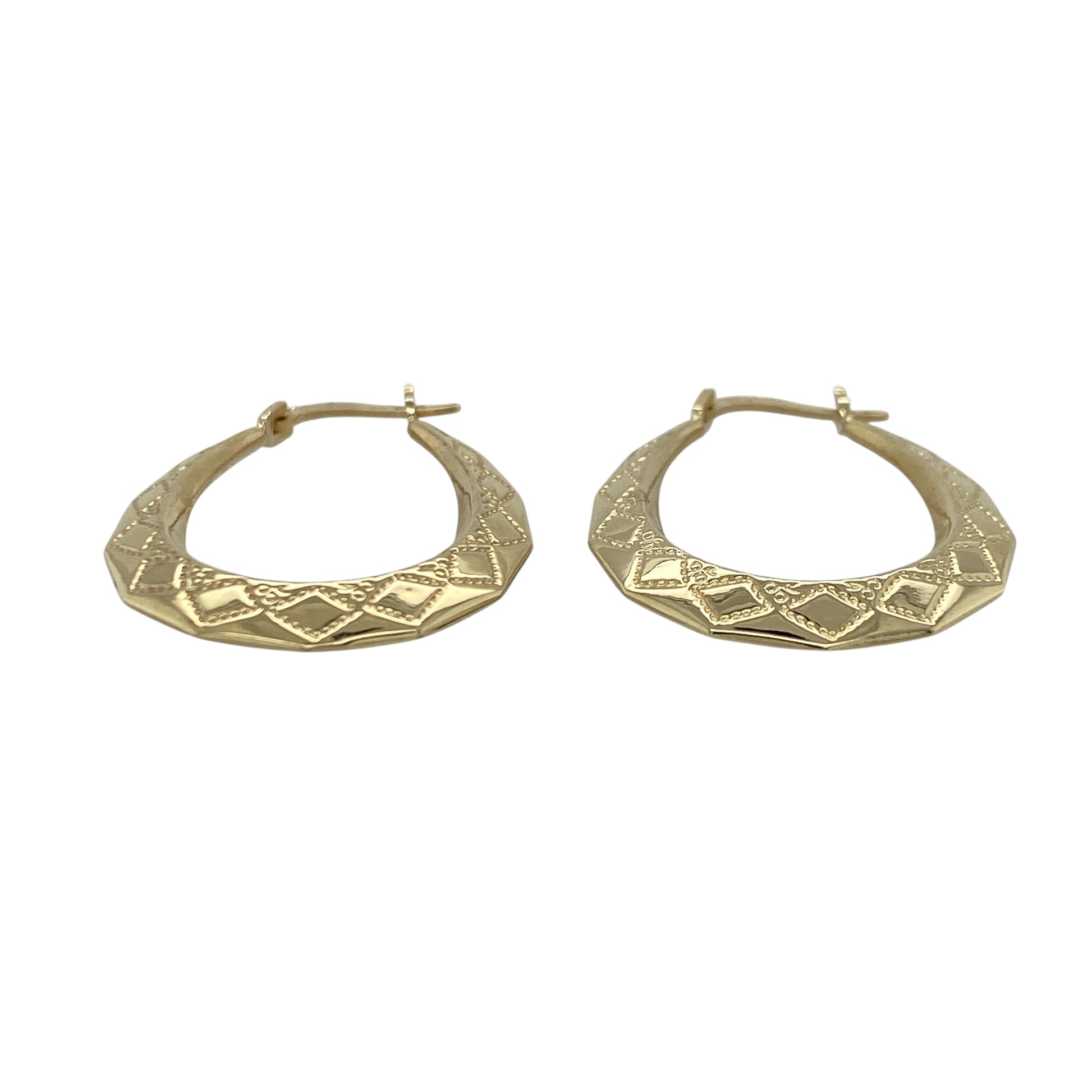 This pair of pre-owned 9ct yellow gold patterned oval creole earrings combines a classic oval shape with decorative detailing for an elegant everyday look.

Design: Featuring an attractive patterned finish, these oval creole earrings offer added texture and character while maintaining a timeless style. Their lightweight design makes them comfortable for all-day wear and suitable for any occasion.
Material: Made from 9-carat yellow gold.