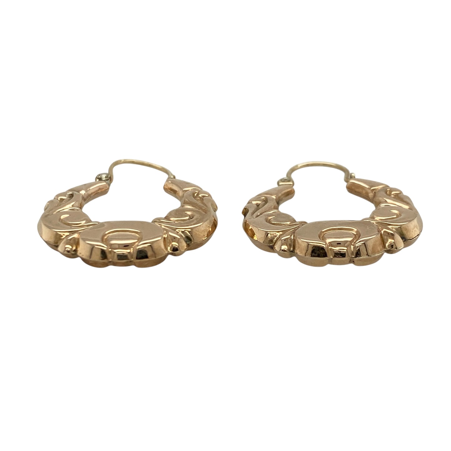 This pair of pre-owned 9ct yellow gold patterned vintage style creole earrings combines timeless elegance with intricate decorative detailing.

Design: Featuring an attractive vintage-inspired pattern, these creole earrings offer classic charm with a beautifully detailed finish. Their versatile design makes them ideal for everyday wear while adding a touch of vintage character to any outfit.
Material: Made from 9-carat yellow gold.