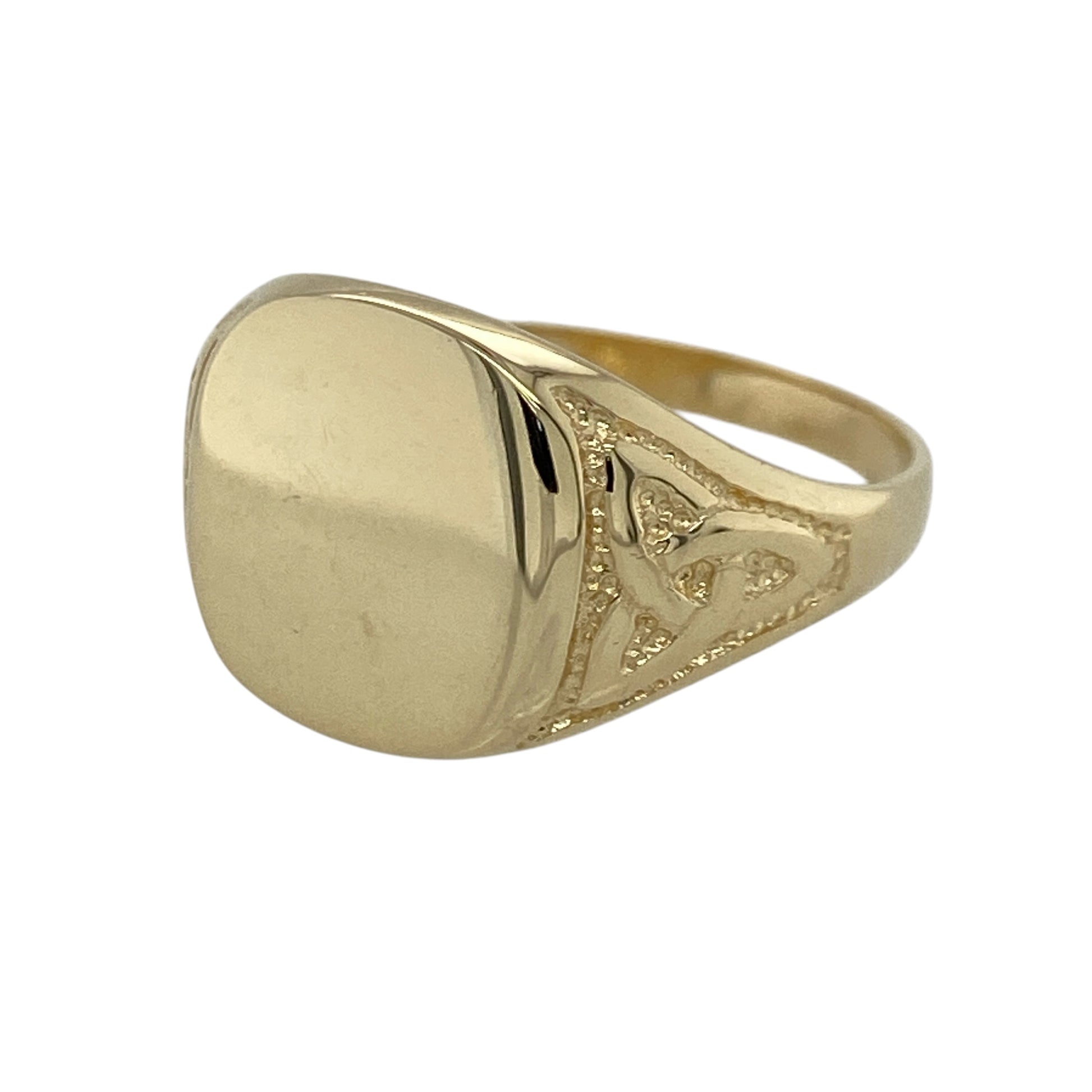 This pre-owned 9ct yellow gold Celtic knot signet ring combines a traditional signet design with timeless Celtic detailing.

Design: Featuring a plain square signet face measuring approximately 13mm high, this ring is complemented by intricate Celtic knot symbols on each shoulder. The combination of the polished signet face and decorative shoulders creates a distinctive design with classic Welsh and Celtic influence.
Material: Made from 9-carat yellow gold.