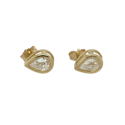 This pair of pre-owned 14ct yellow gold cubic zirconia teardrop stud earrings offers timeless elegance with a classic gemstone design.

Design: Featuring sparkling teardrop-shaped cubic zirconia stones, these elegant stud earrings provide a refined look that is perfect for both everyday wear and special occasions. Their classic design makes them a versatile addition to any jewellery collection.
Material: Made from 14-carat yellow gold.